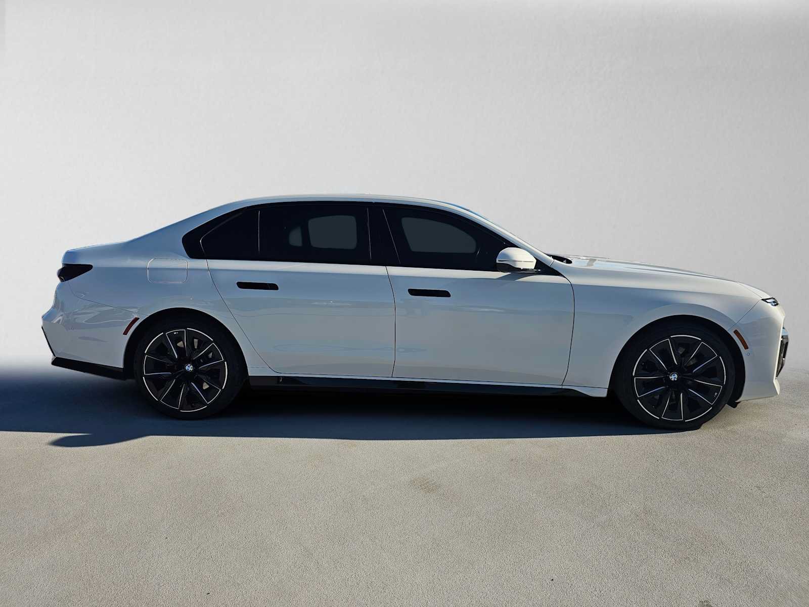 Used 2024 BMW i7 eDrive50 w/ M Sport Package RWD image 2