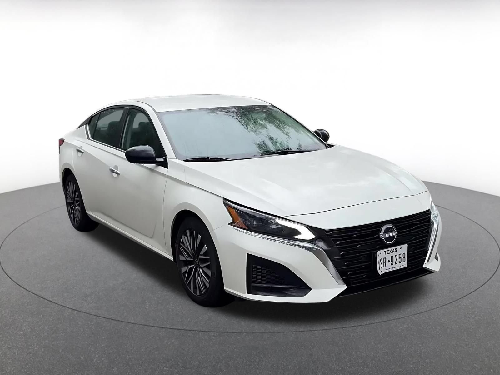 Used 2025 Nissan Altima 2.5 SV FWD image 3