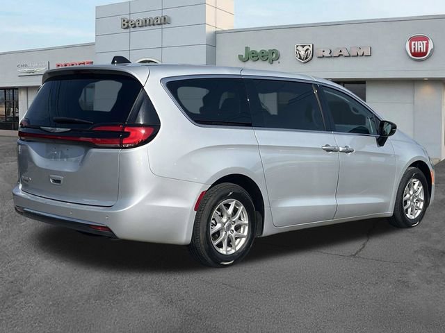 Used 2024 Chrysler Pacifica Touring-L image 7