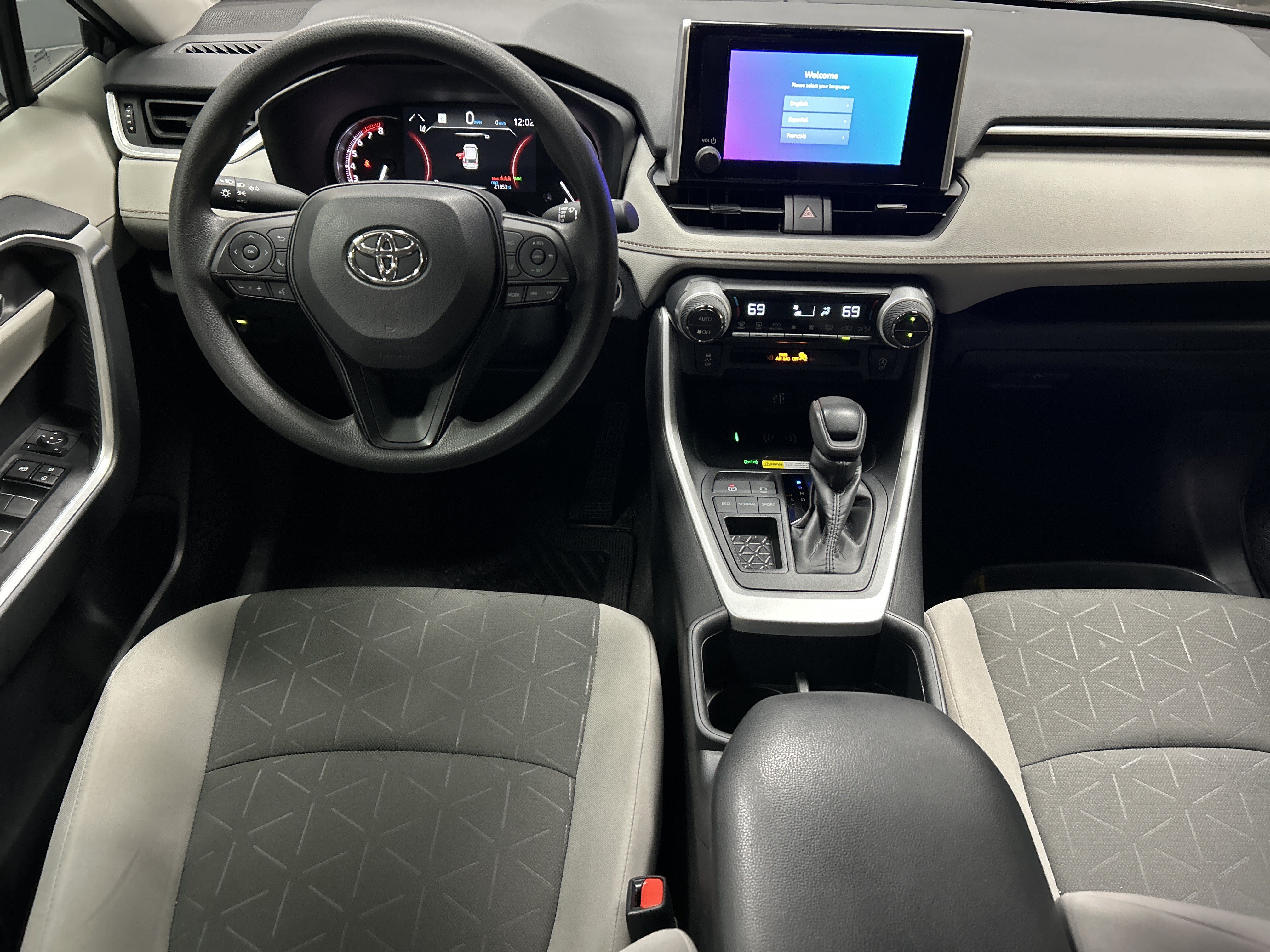 Used 2025 Toyota RAV4 XLE FWD image 28