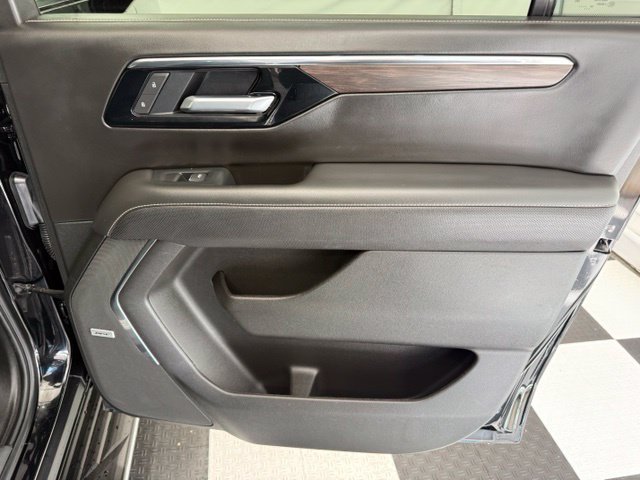 Used 2026 Chevrolet Suburban Premier AWD/4WD image 31