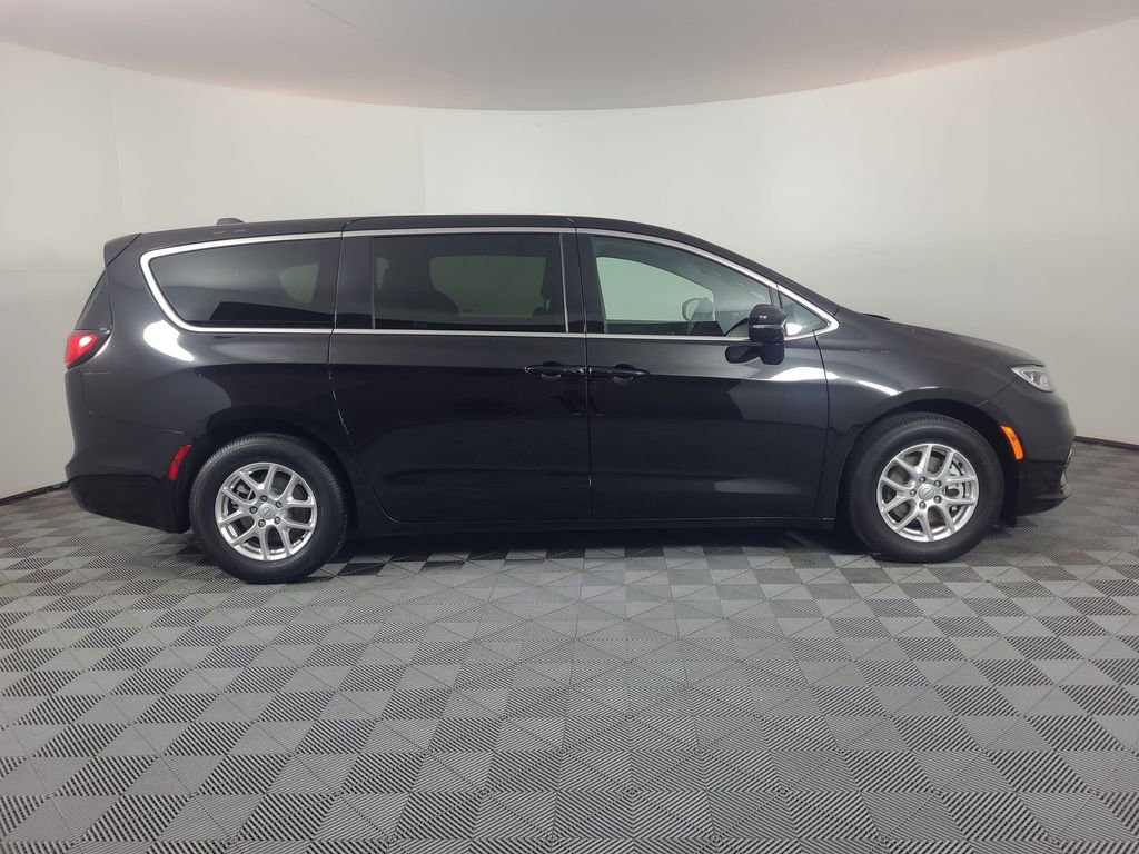 Used 2025 Chrysler Pacifica Select FWD image 2