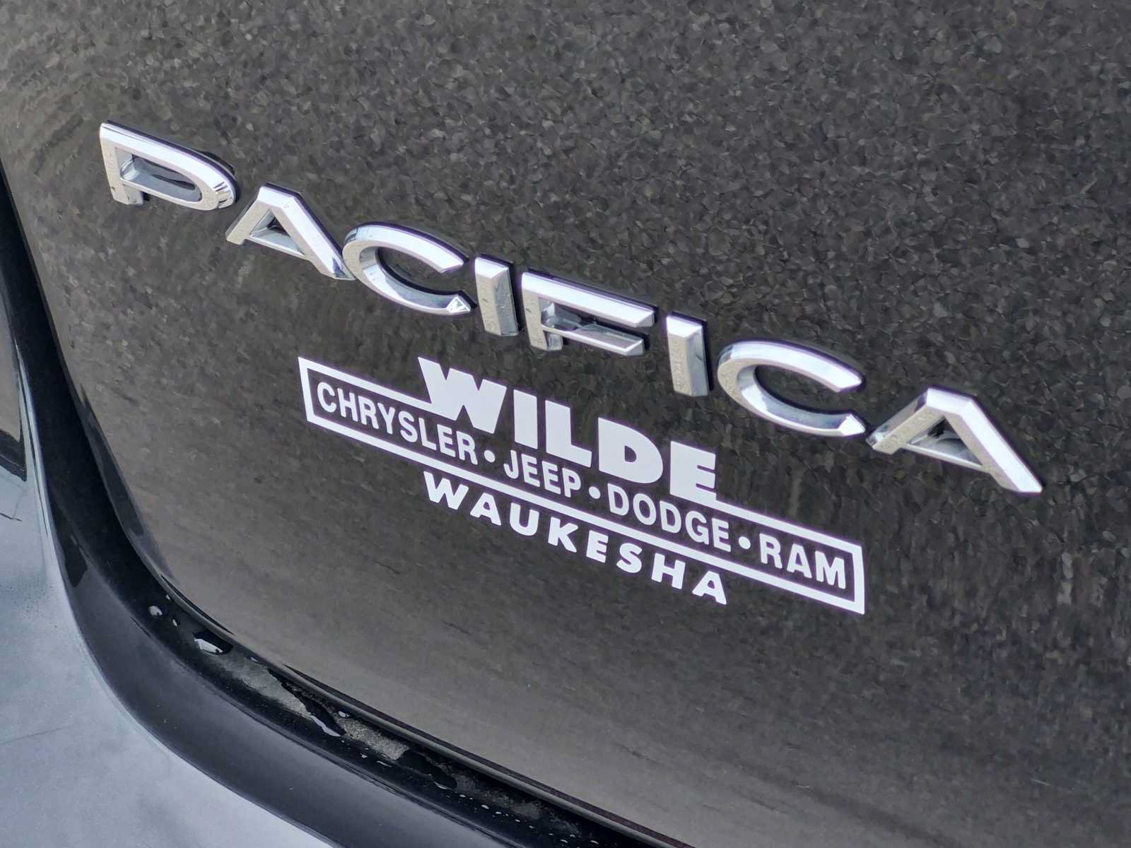 Used 2023 Chrysler Pacifica Touring-L FWD image 12