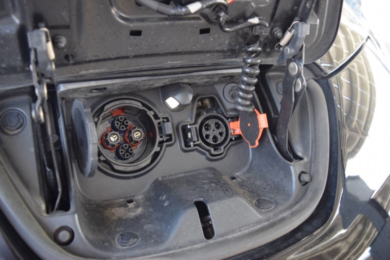 Used 2015 Nissan Leaf SL w/ Premium Package image 23