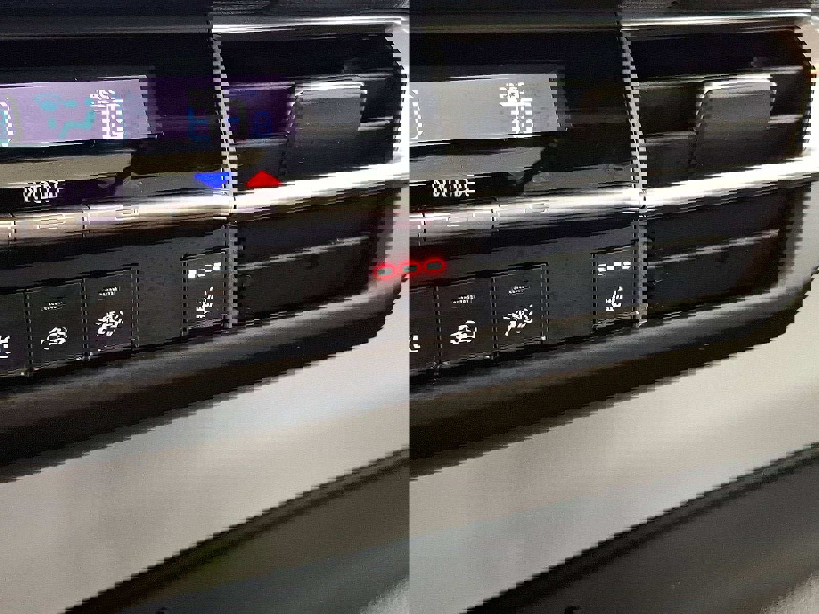 Used 2025 Toyota Sienna XSE w/ XSE Plus Package image 19