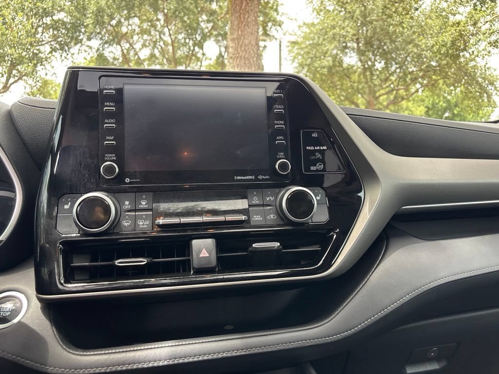 Used 2020 Toyota Highlander XLE FWD image 25