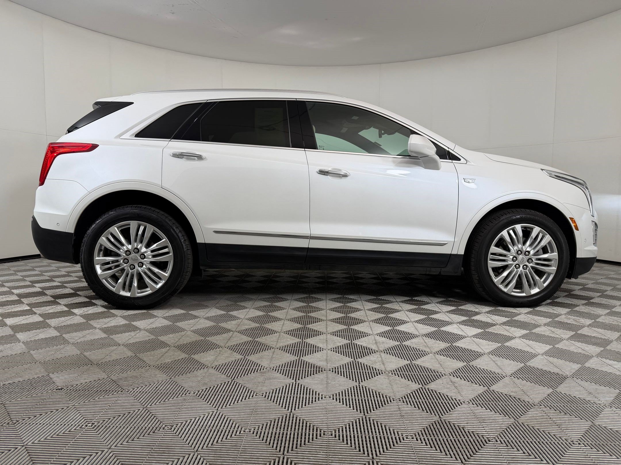 Used 2017 Cadillac XT5 Premium Luxury w/ Driver Assist Package FWD image 7