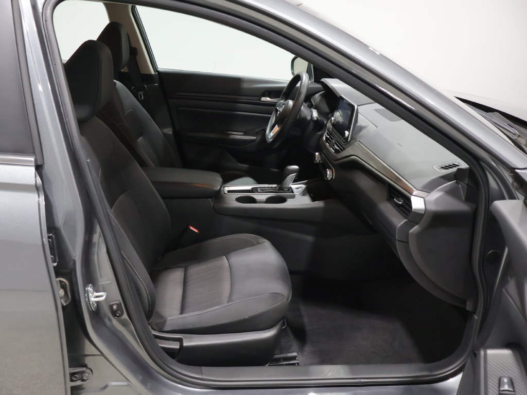 Used 2025 Nissan Altima 2.5 SV FWD image 23