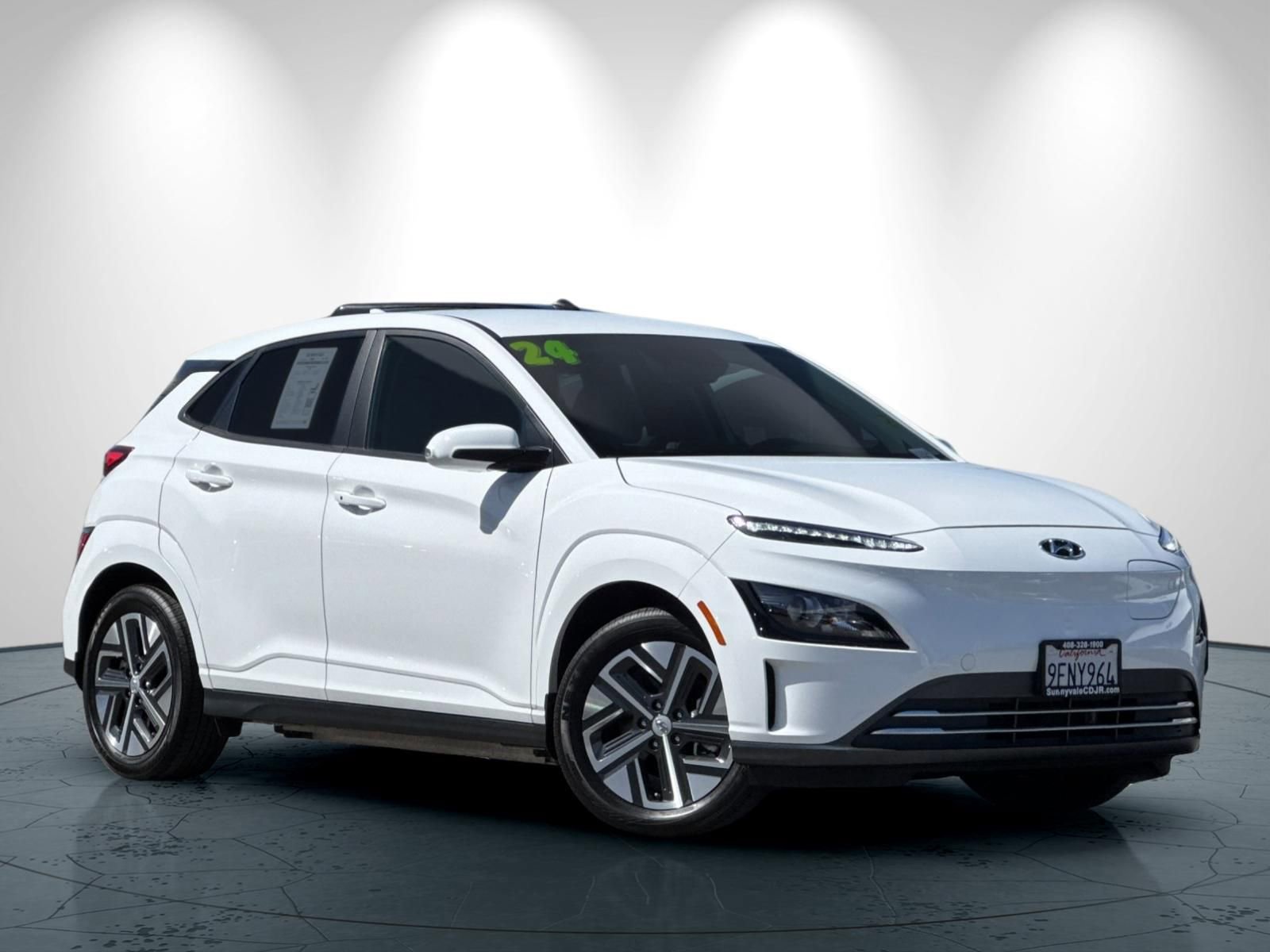 Used 2023 Hyundai Kona SE FWD image 2