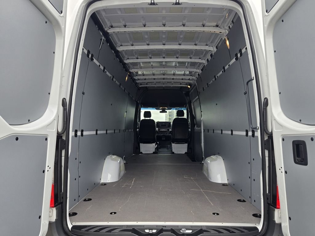 Used 2025 Mercedes-Benz Sprinter 2500 image 17
