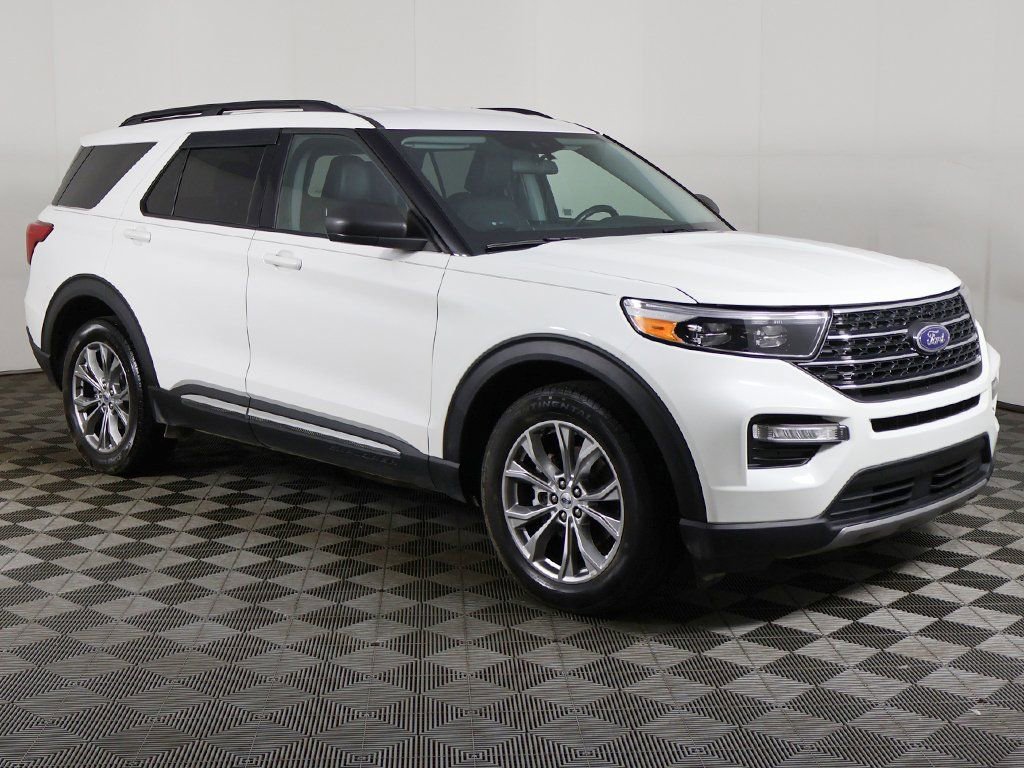 Used 2022 Ford Explorer XLT w/ Equipment Group 202A image 2