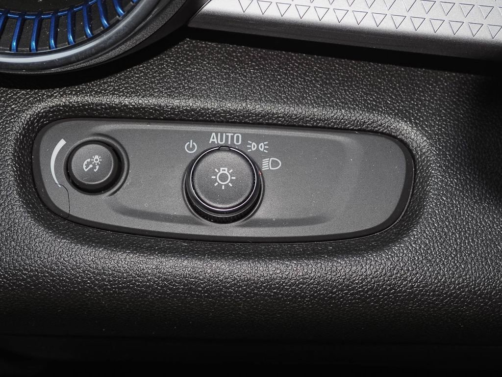 Certified 2025 Chevrolet Trax LT w/ LT Convenience Package image 26