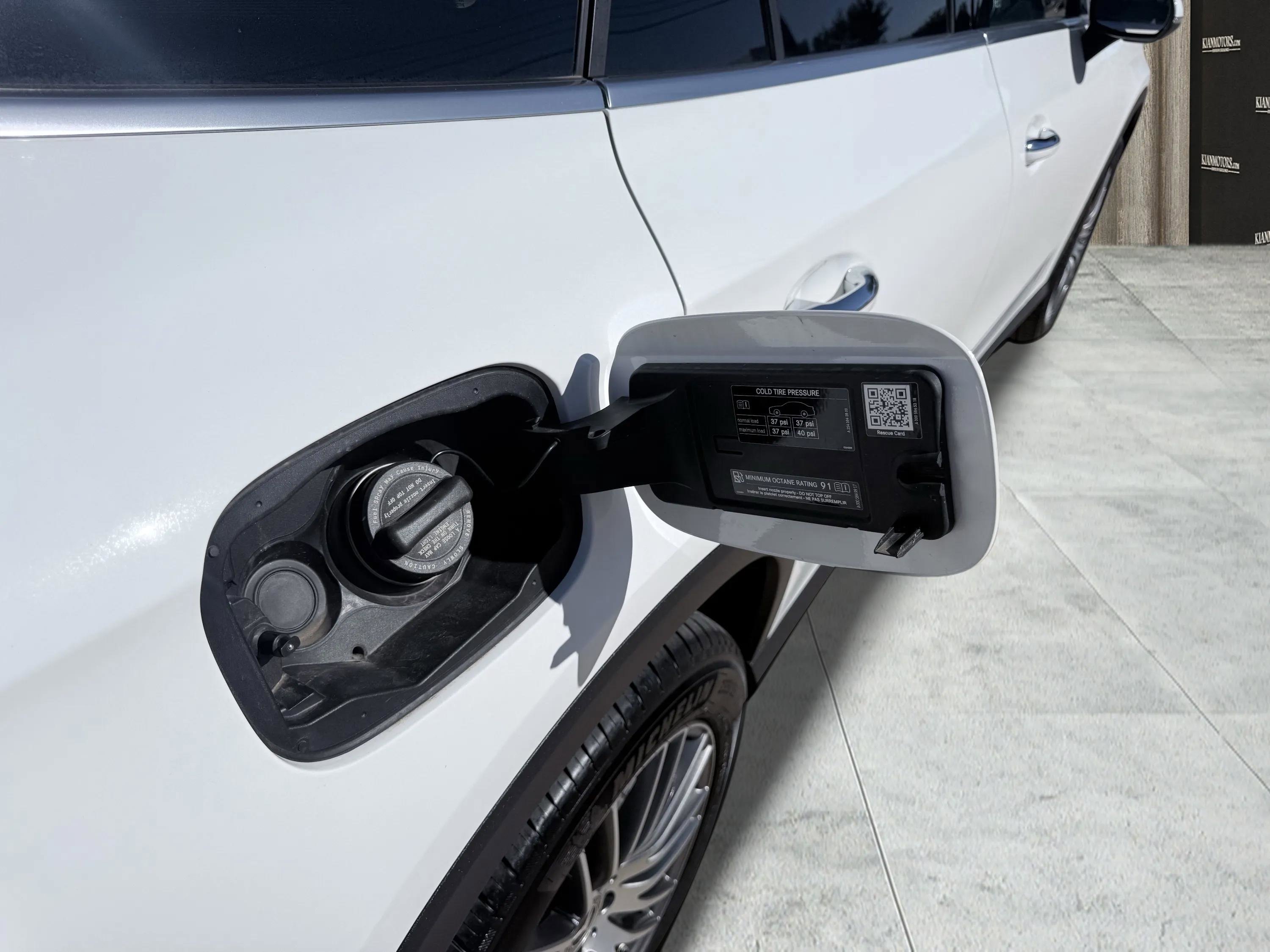 Used 2025 Mercedes-Benz GLC 300 4MATIC image 40