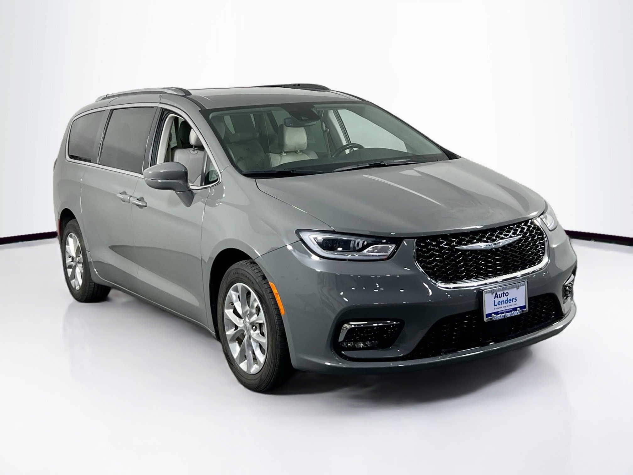 Used 2021 Chrysler Pacifica Touring-L image 3