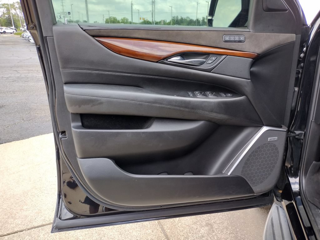 Used 2019 Cadillac Escalade ESV Luxury AWD/4WD image 9