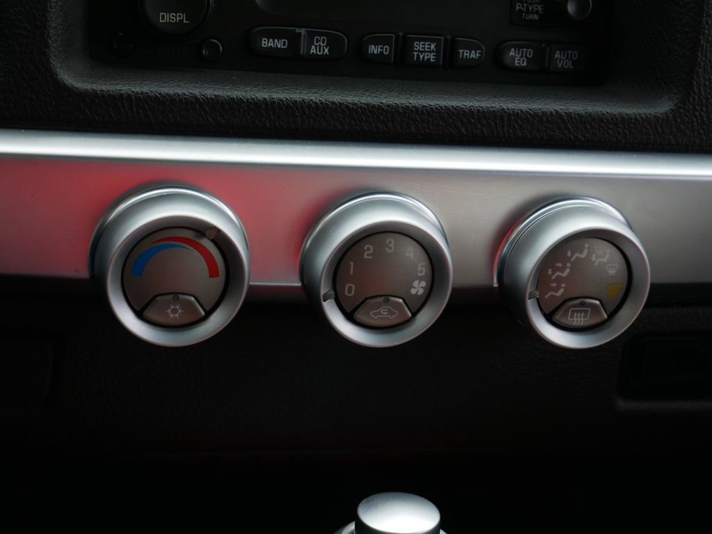 Used 2004 Chevrolet SSR RWD image 22