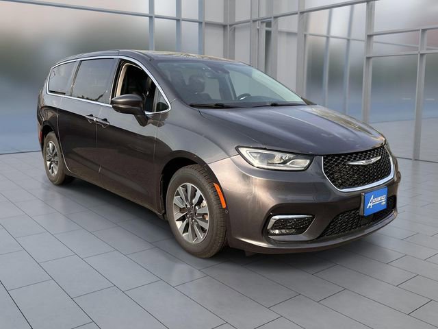 Used 2022 Chrysler Pacifica Touring-L w/ Uconnect Theater Family Group FWD image 1