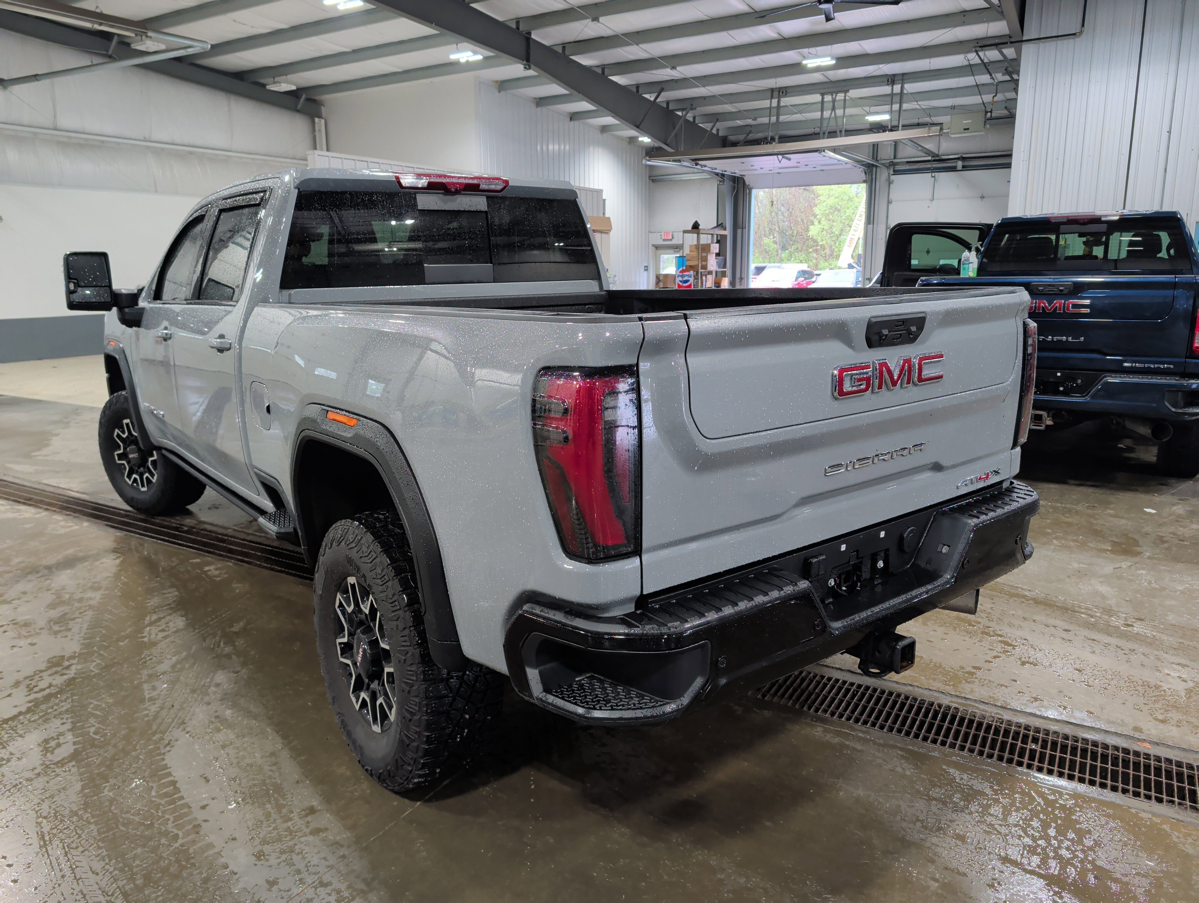 Used 2025 GMC Sierra 2500 AT4X AWD/4WD image 4
