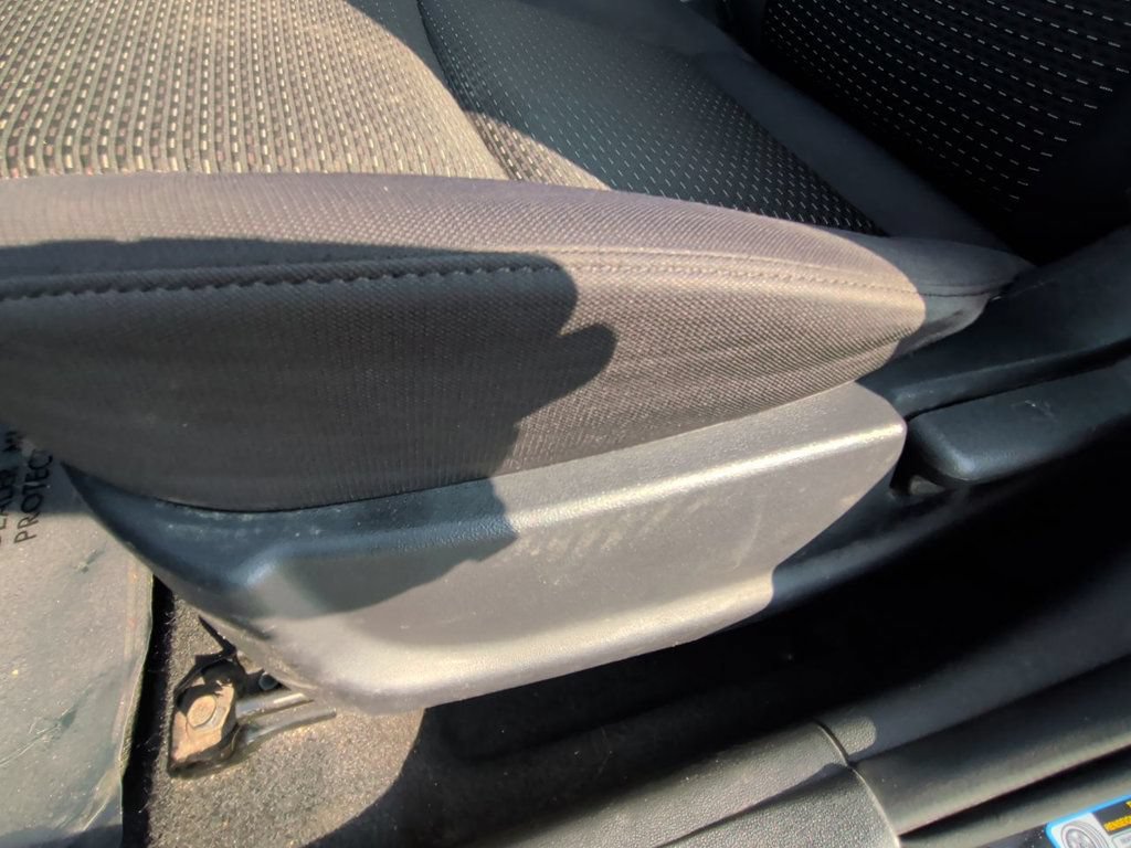 Used 2010 Hyundai Elantra GLS FWD image 13