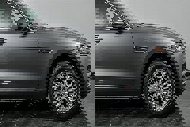 Used 2017 Jaguar F-PACE Prestige image 12