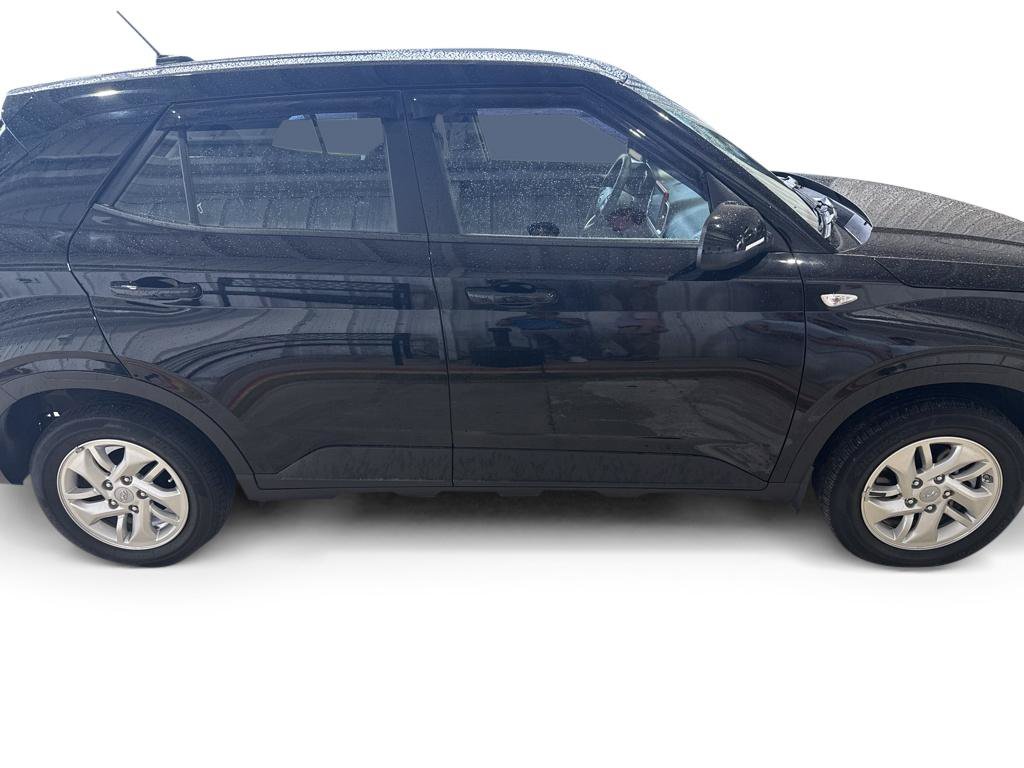 Used 2025 Hyundai Venue SE FWD image 2