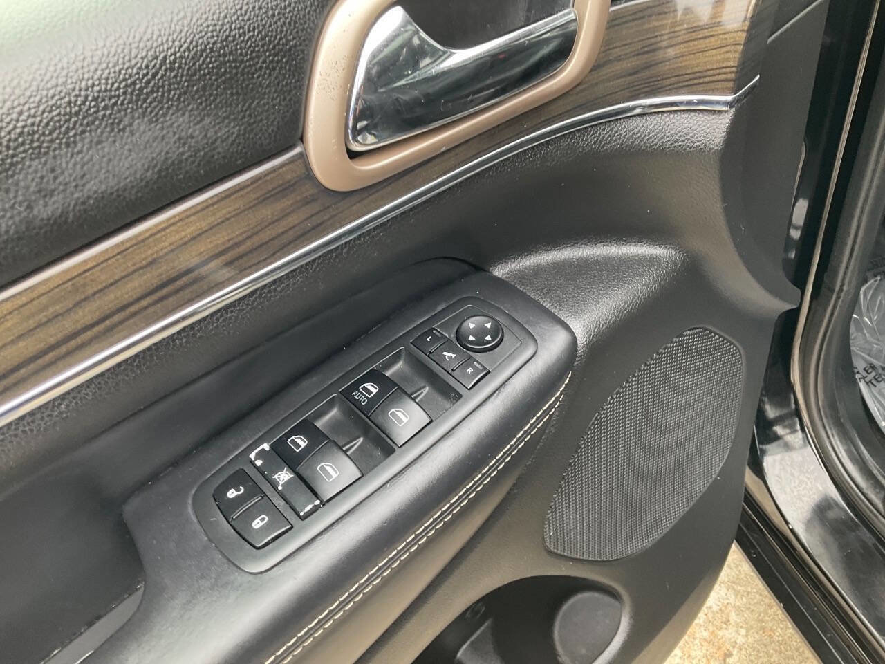 Used 2017 Jeep Grand Cherokee Overland RWD image 11
