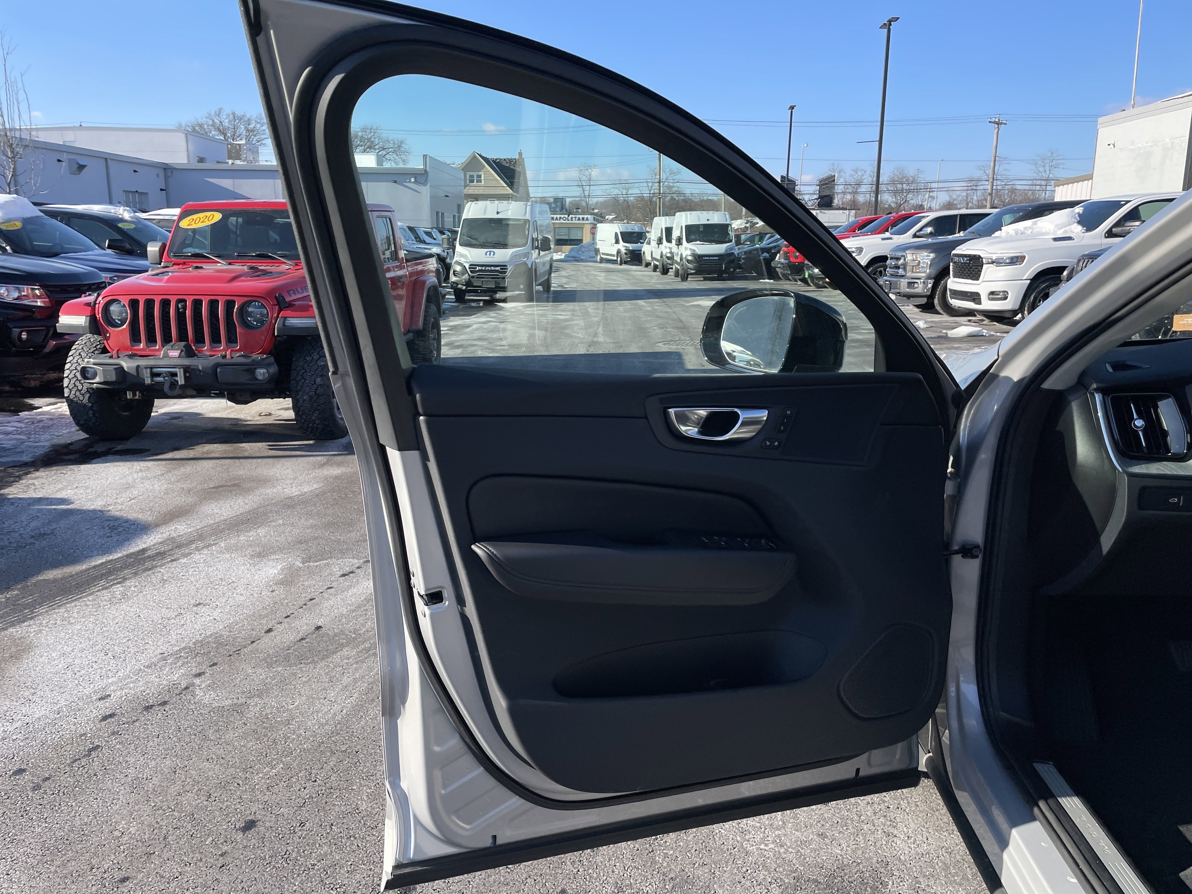 Used 2025 Volvo XC60 B5 Plus image 33