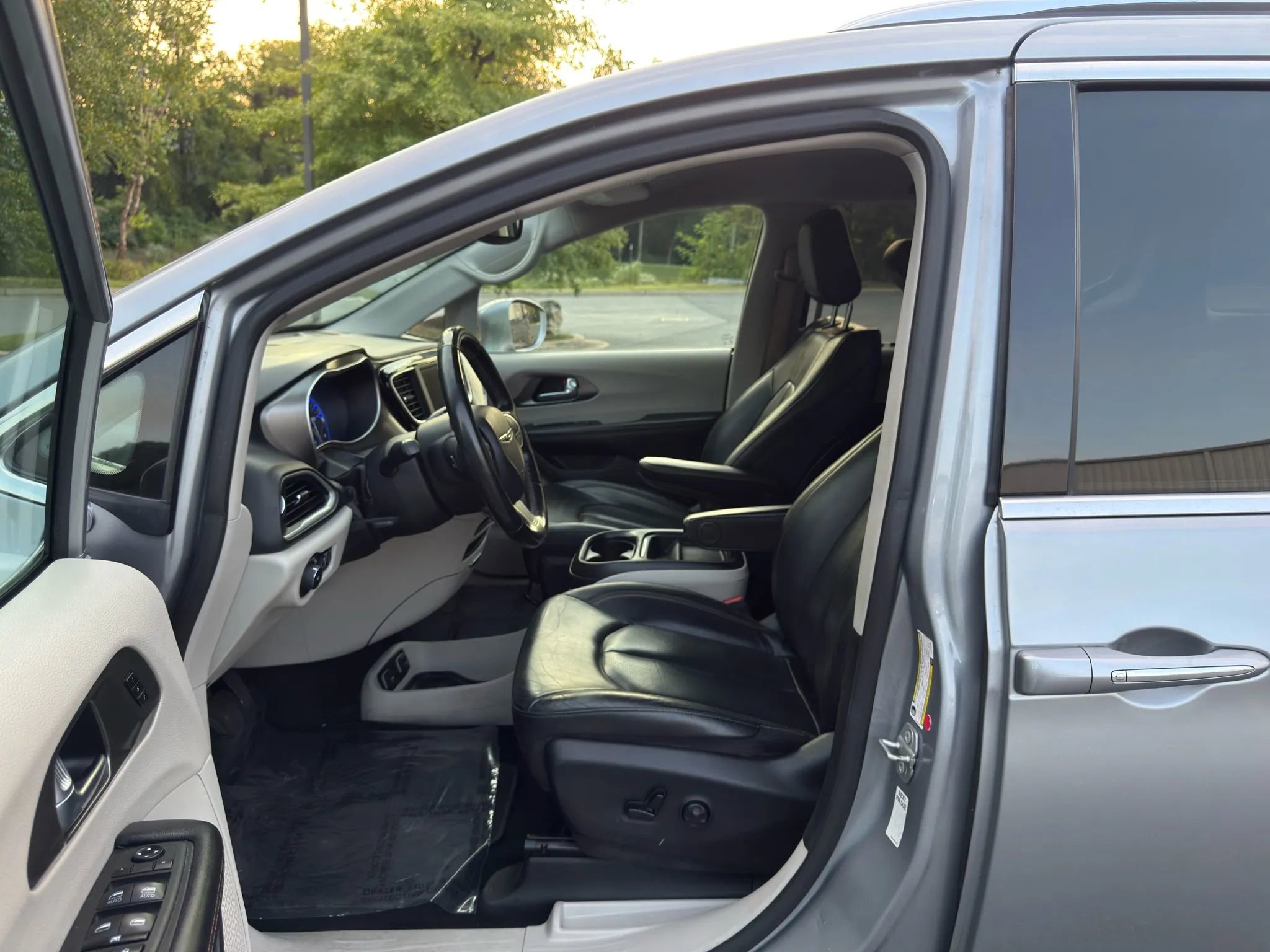Used 2020 Chrysler Pacifica Touring-L image 14