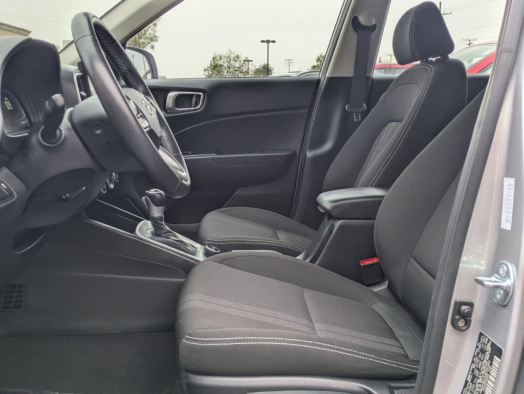 Used 2025 Hyundai Venue SEL FWD image 19