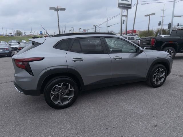 Used 2025 Chevrolet Trax LT w/ LT Convenience Package image 10