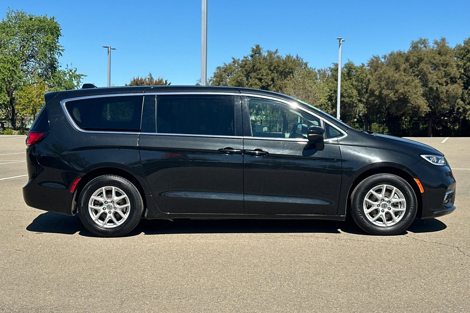 Used 2023 Chrysler Pacifica Touring-L image 3