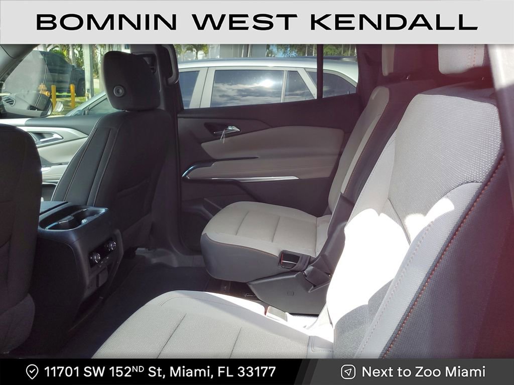 Used 2025 Chevrolet Traverse LT w/ Driver Confidence Package image 9