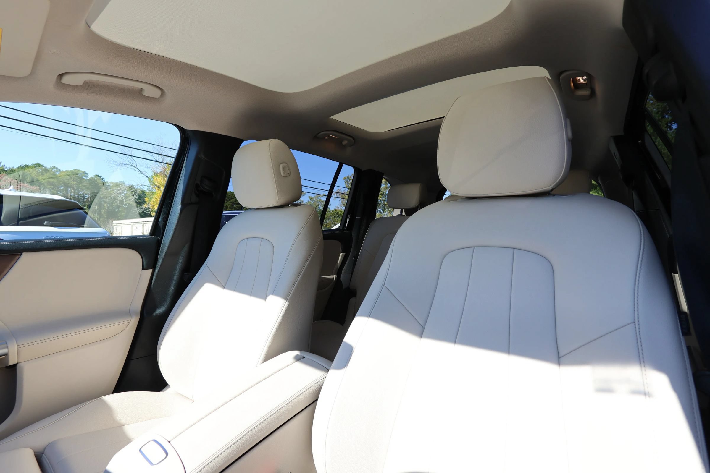 Used 2023 Mercedes-Benz GLB 250 4MATIC w/ Premium Package image 17
