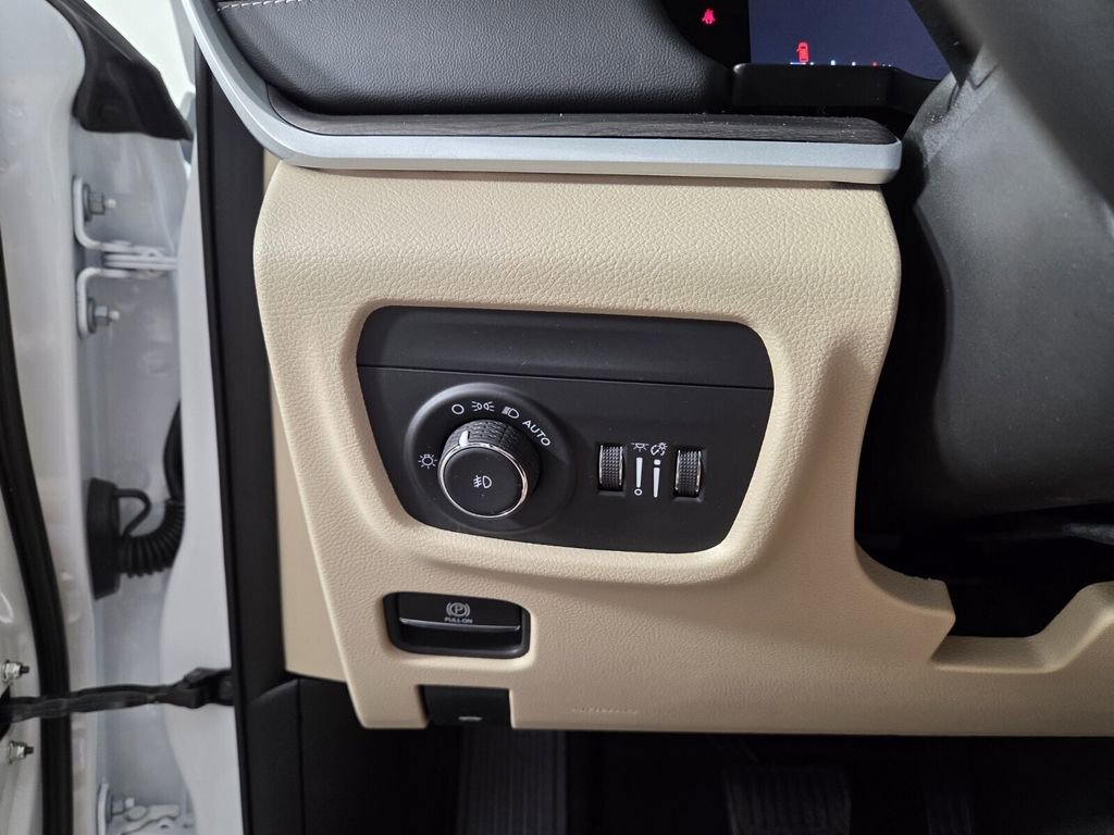 Certified 2025 Jeep Grand Cherokee Limited image 23