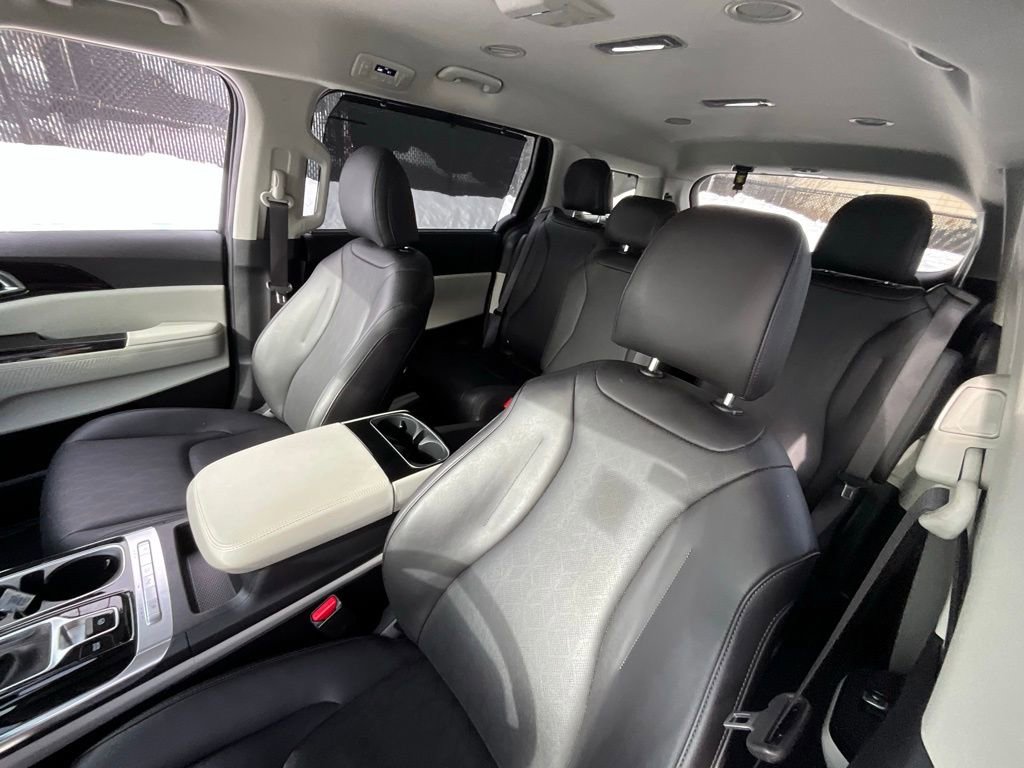 Used 2024 Kia Carnival EX image 9