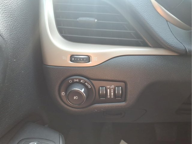 Used 2015 Jeep Cherokee Latitude w/ Cold Weather Group FWD image 18