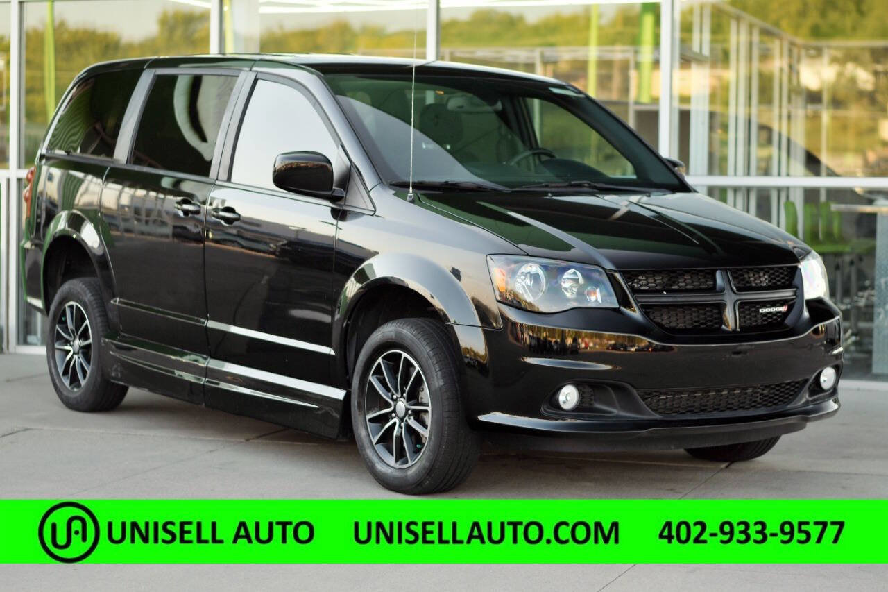 Used 2019 Dodge Grand Caravan SE image 2