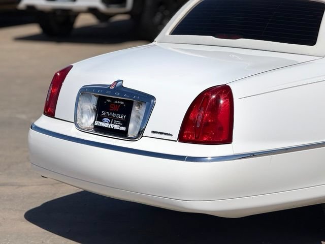 Used 2002 Lincoln Town Car Executive RWD image 12