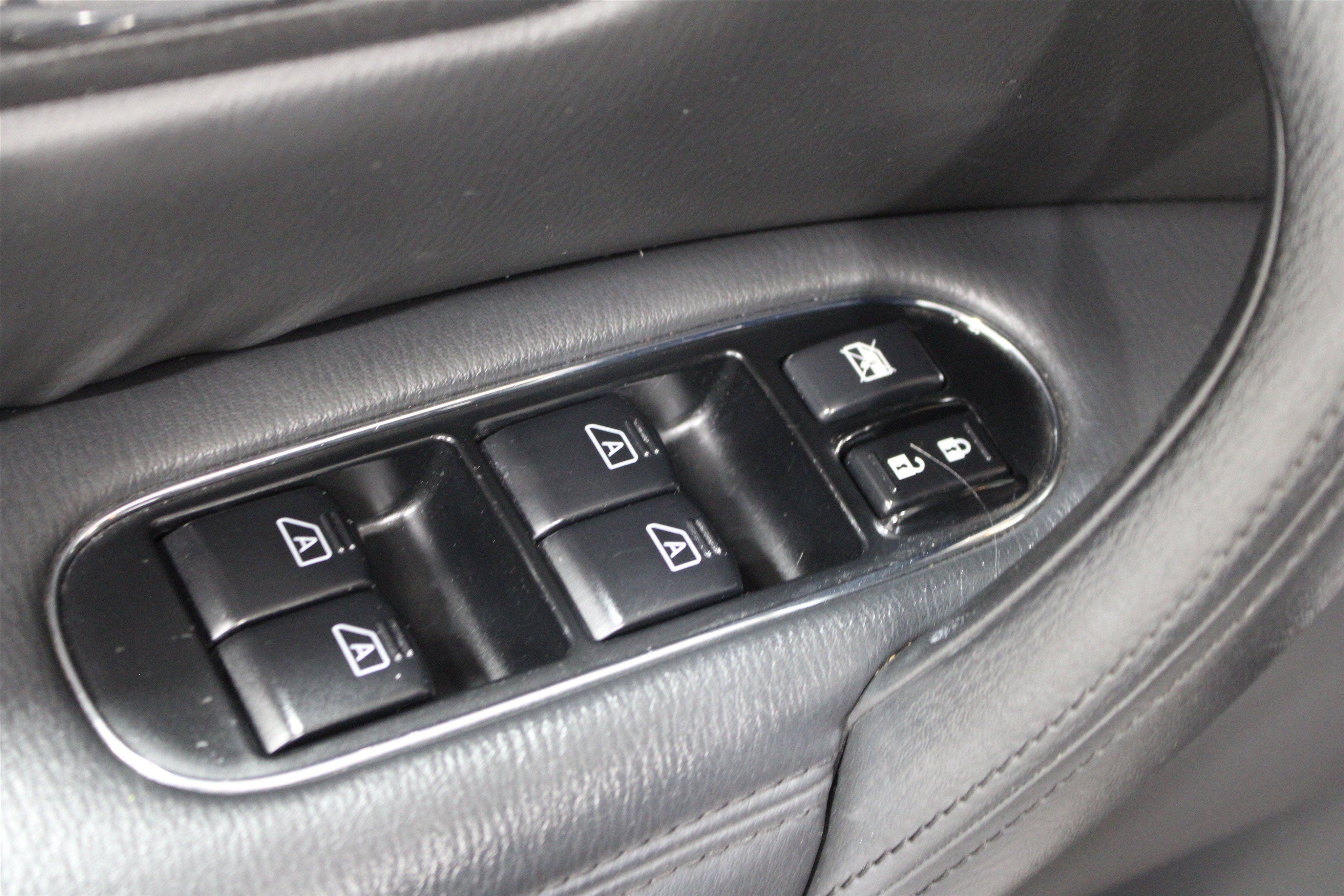 Used 2011 INFINITI QX56 4WD w/ Deluxe Touring Pkg image 7