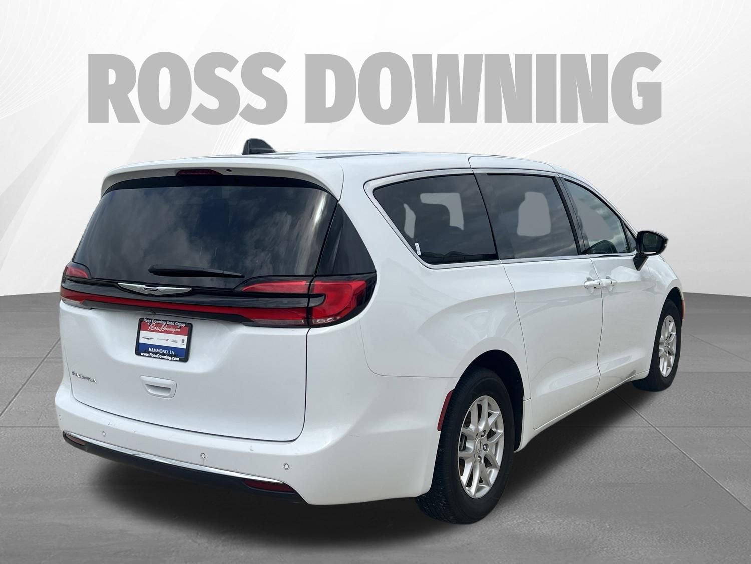 Used 2025 Chrysler Pacifica Select FWD image 4