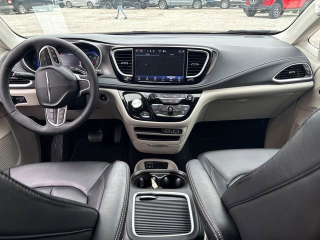 Used 2024 Chrysler Pacifica Touring-L image 17