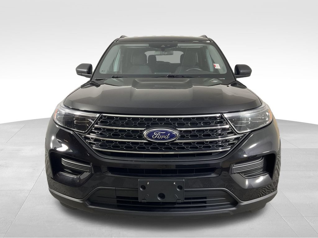 Used 2023 Ford Explorer XLT AWD/4WD image 3
