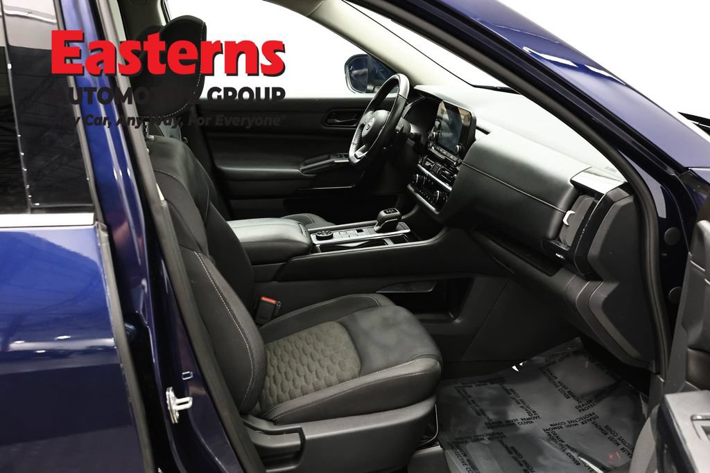 Used 2023 Nissan Pathfinder SV w/ SV Premium Package AWD/4WD image 24