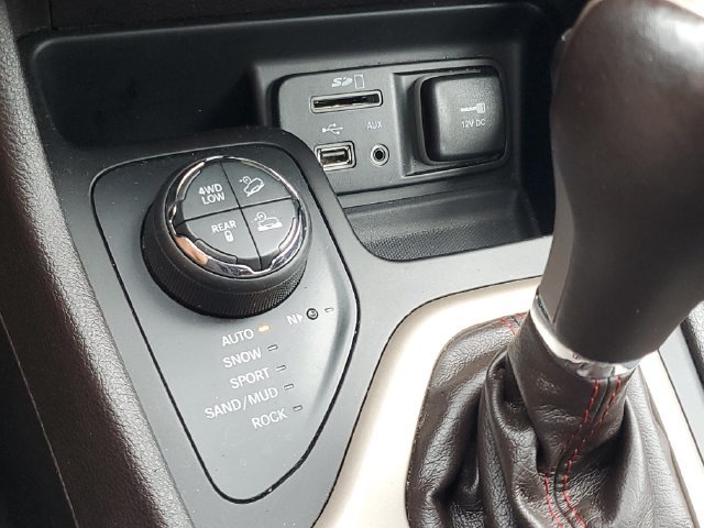 Used 2016 Jeep Cherokee Trailhawk w/ Leather Interior Group AWD/4WD image 30