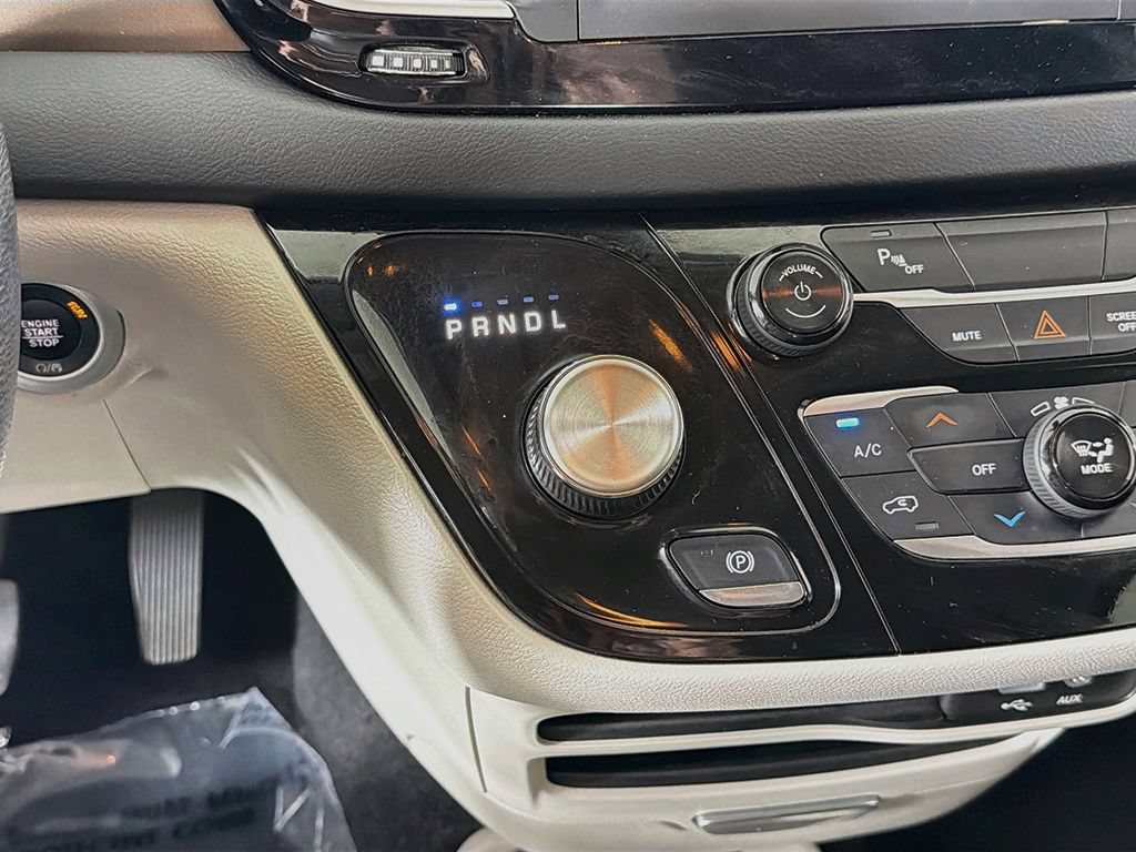Used 2018 Chrysler Pacifica L FWD image 37