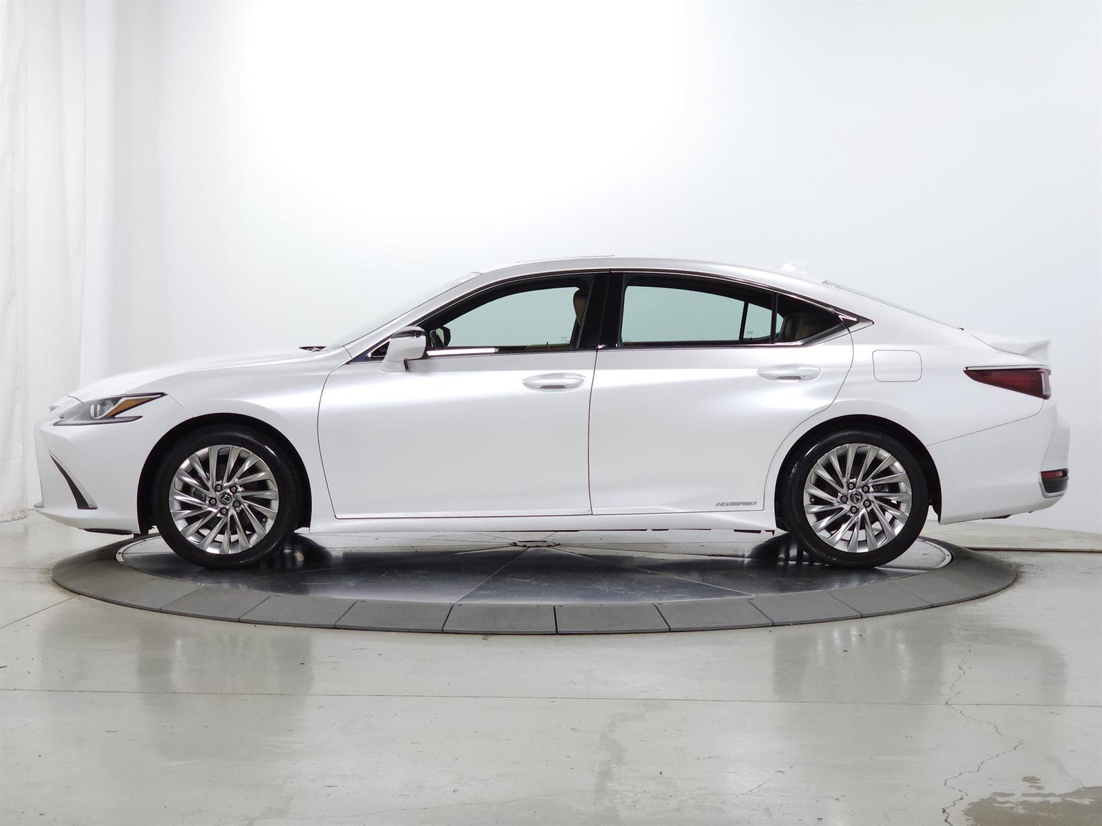 Used 2020 Lexus ES 300h w/ Accessory Package 2 FWD image 4
