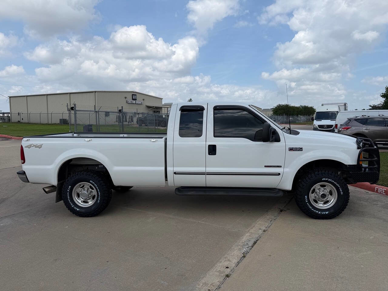 Used 2000 Ford F250 Lariat image 2