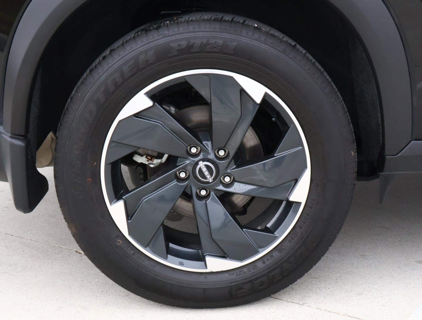 Used 2025 Nissan Rogue SV w/ SV Premium Package image 8