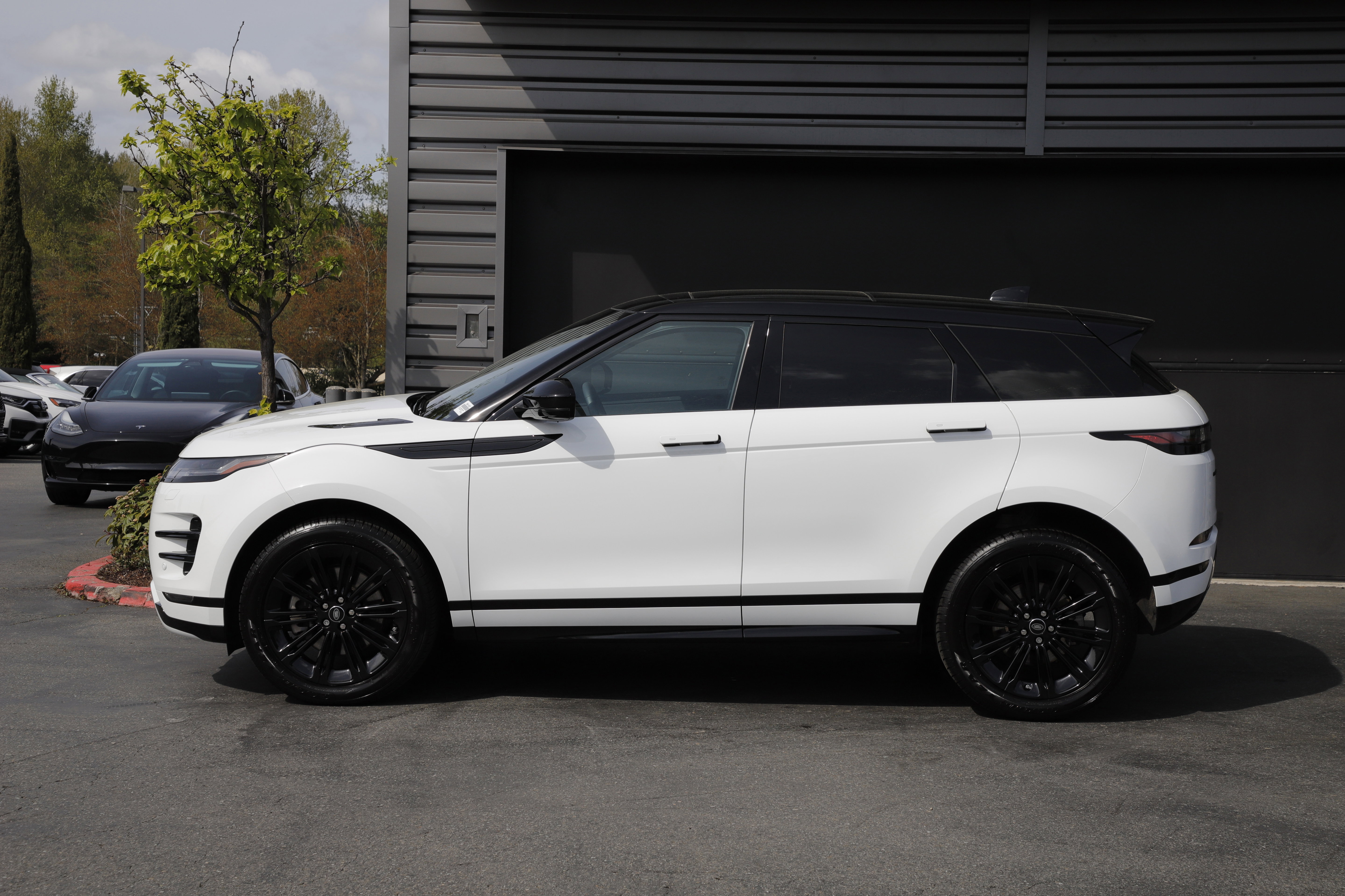 Certified 2025 Land Rover Range Rover Evoque Dynamic SE AWD/4WD image 5