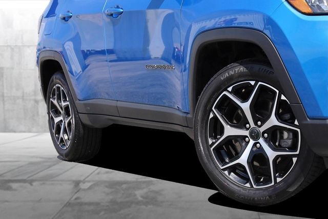 Used 2025 Jeep Compass Limited AWD/4WD image 3